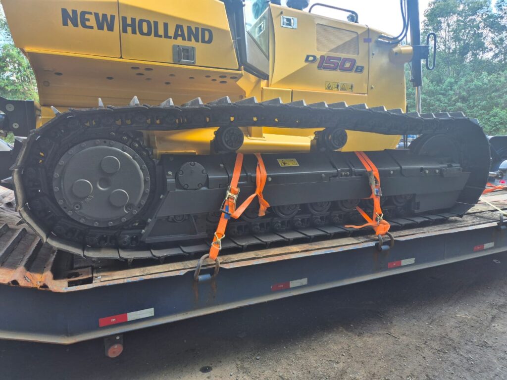 Foto/Reprodução: Rentalog Logistics / trator sendo transportado pela Rentalog