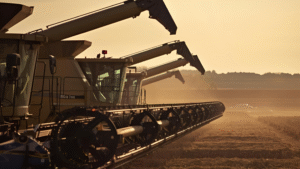 máquina colheitadeira agrícola em campo