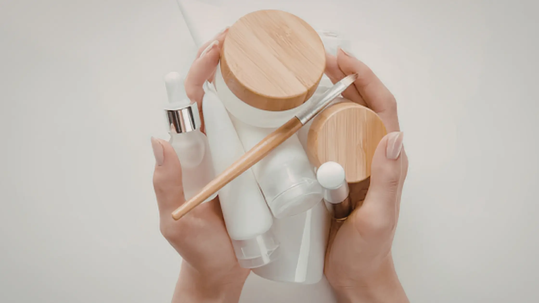 Cosméticos de skicare prontos para serem exportados via transporte aéreo