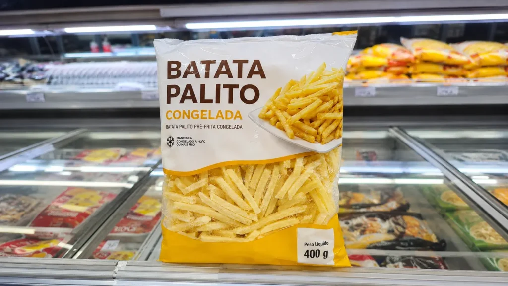 Batata palito congelada em geladeira de mercado.