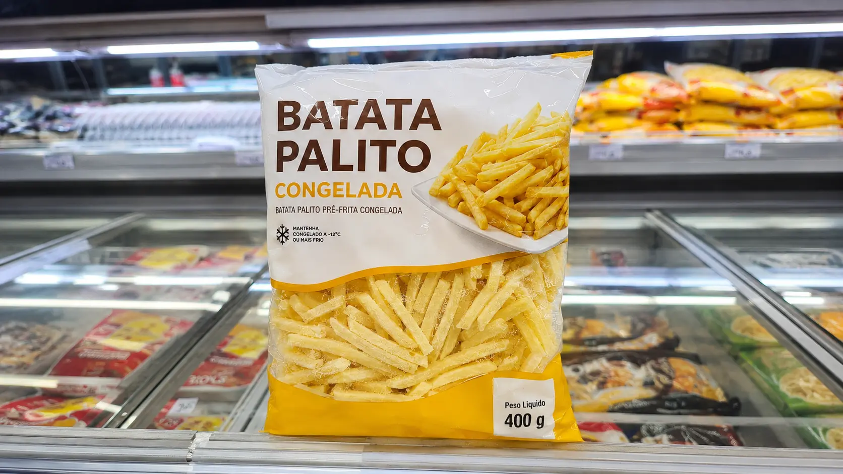 Batata palito congelada em geladeira de mercado.
